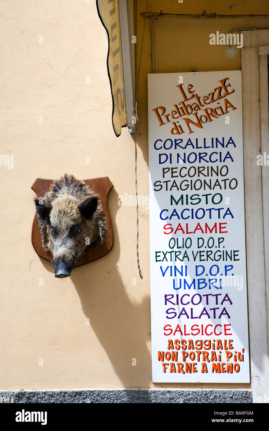 Il cinghiale s di testa e elenco dei prodotti alimentari in vendita al di fuori del tradizionale negozio Norcian in Umbria Foto Stock