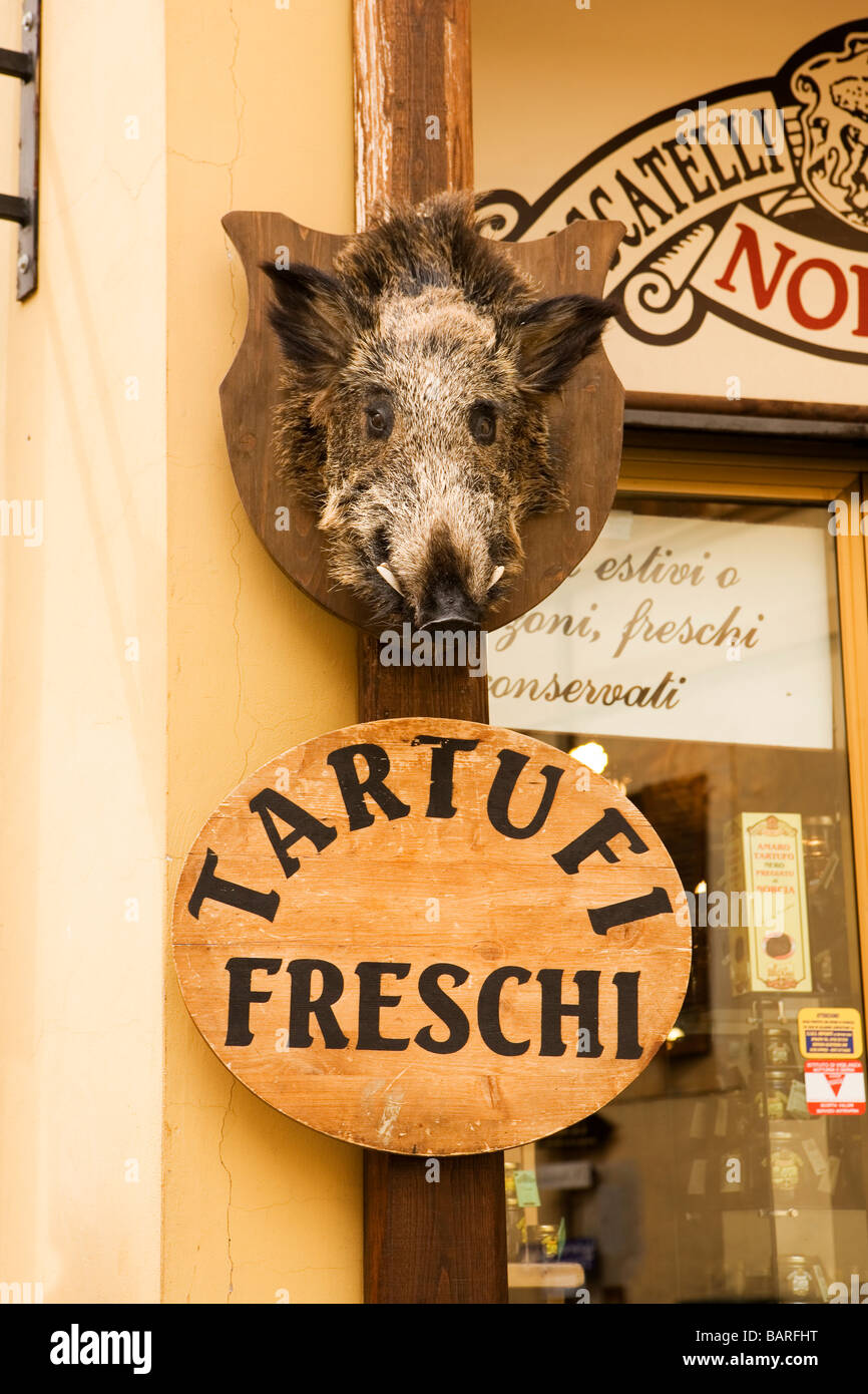 Norcia è famosa in tutta Italia per i suoi tartufi di carne di maiale e di prodotti simili a quelli venduti in questo negozio Foto Stock