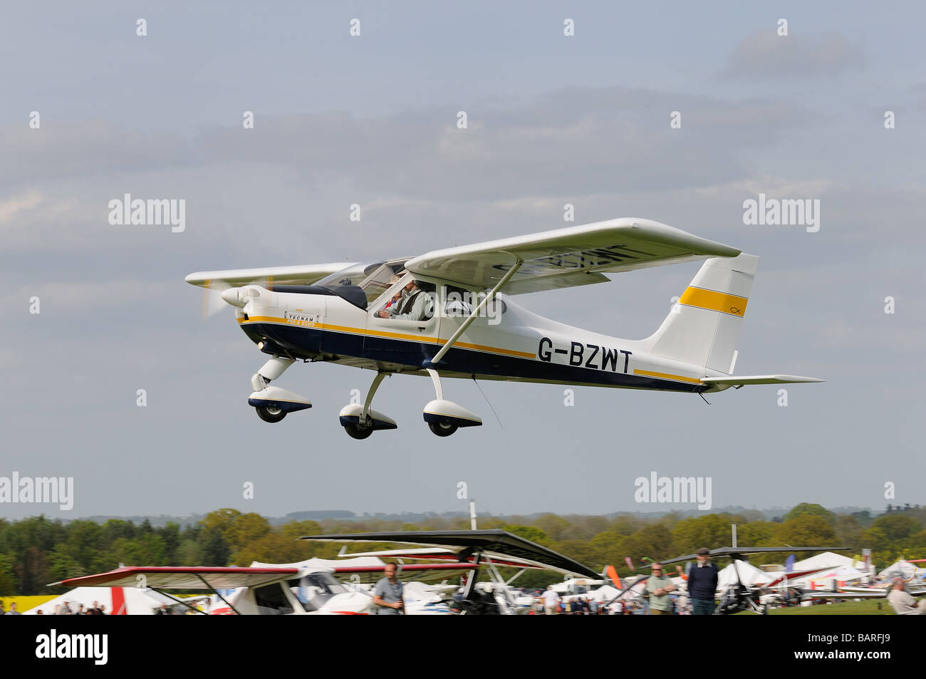 Cooper RF TECNAM P92 G-BZWT decolla da Popham airfield in Hampshire Inghilterra Foto Stock