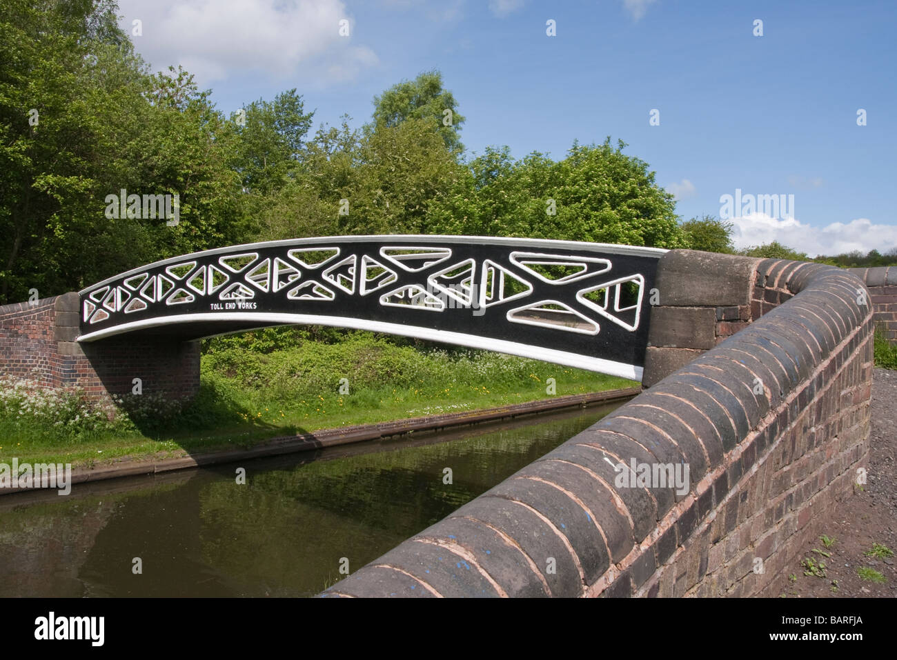 "Ghisa' ponte sul canal sistema presso il mulino a vento di 'fine' in 'black country" Foto Stock