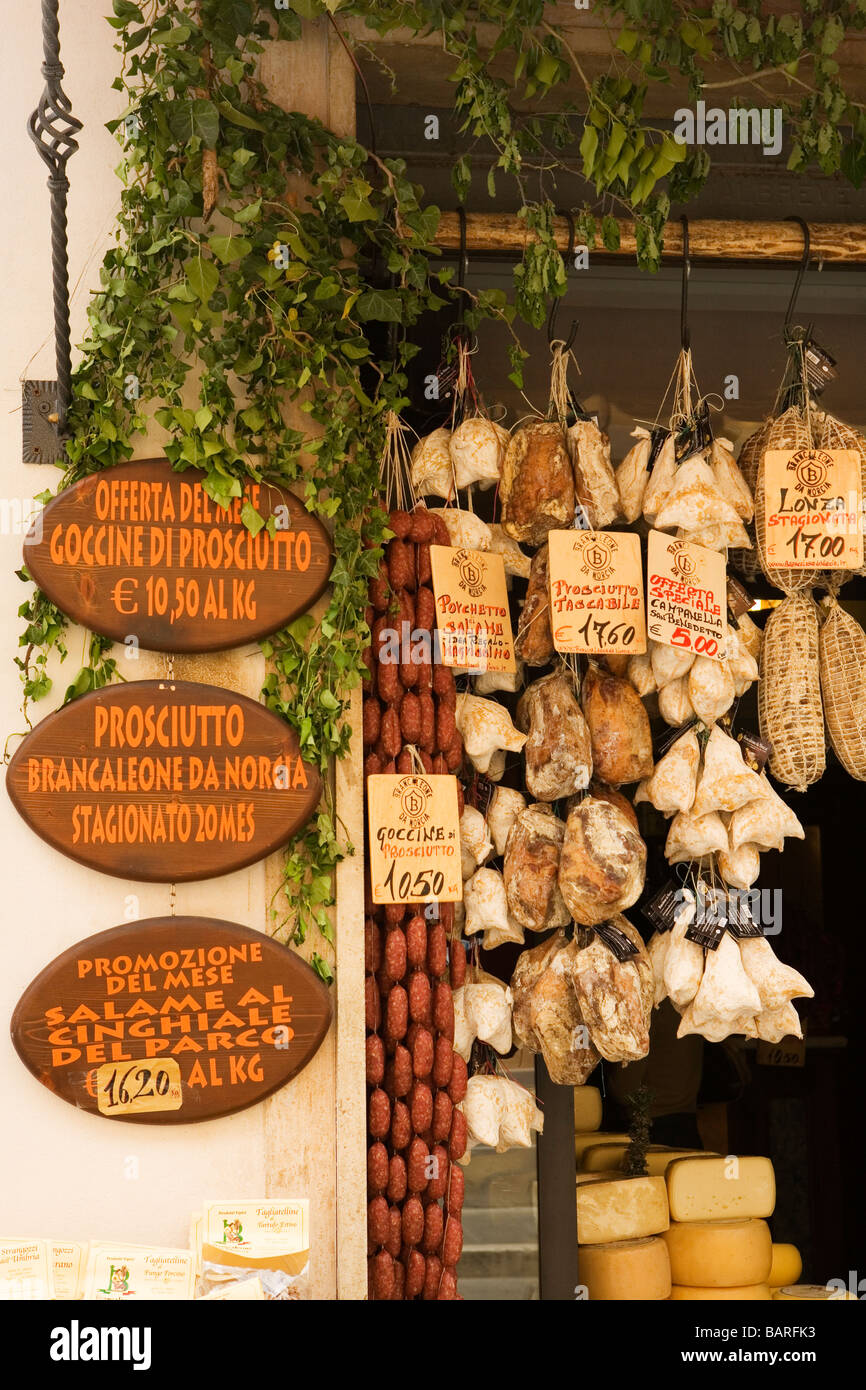 Norcia è famosa per i prodotti di carne di maiale come il salame e il prosciutto e per i tartufi e cinghiale Foto Stock