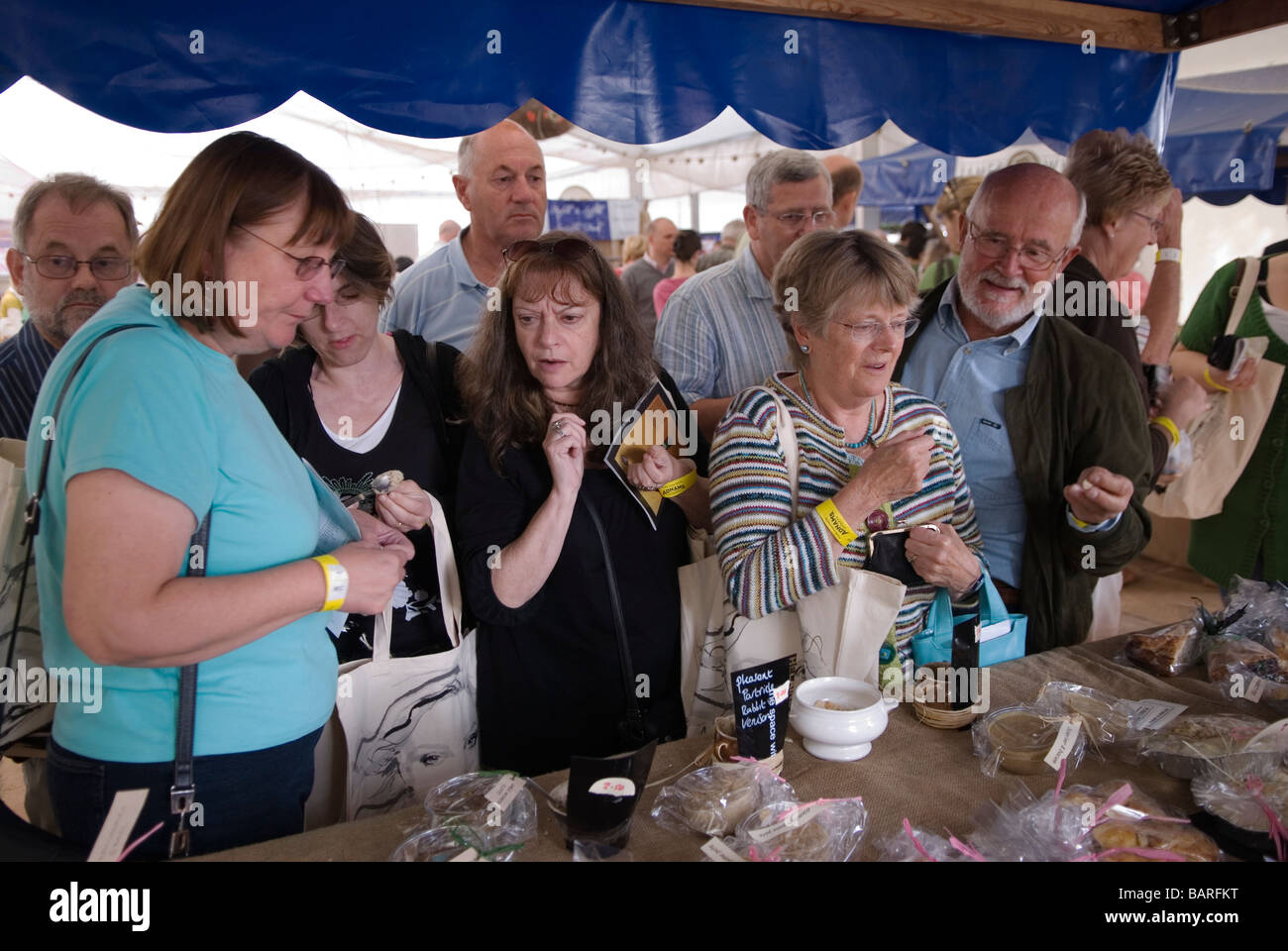 Food Festival UK Aldeburgh Food Fair, festival presso lo Snape Maltings Suffolk gli amanti del buon cibo assaggiano i prodotti britannici del 2009 2000 nel Regno Unito HOMER SYKES Foto Stock