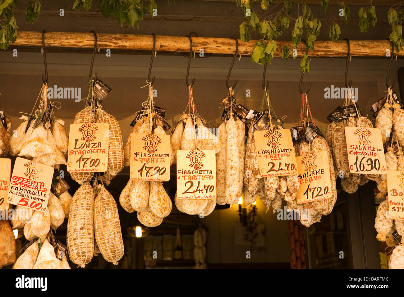 Norcia è famosa per tutte le carni di maiale e prosciutto prodotti tra cui il cinghiale e il tartufo nero e lenticchie Foto Stock