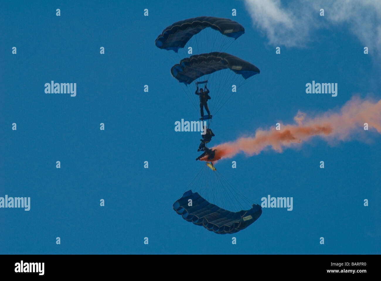 Tre parachutist esercito facendo un salto del display Foto Stock