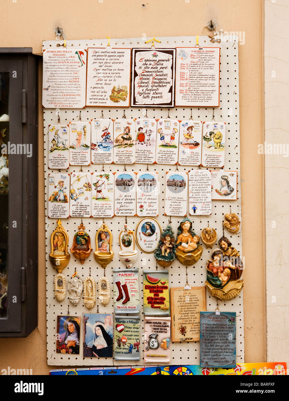 Religiosi e decorativi placche in ceramica per la vendita al di fuori di un negozio a Norcia in Umbria Foto Stock