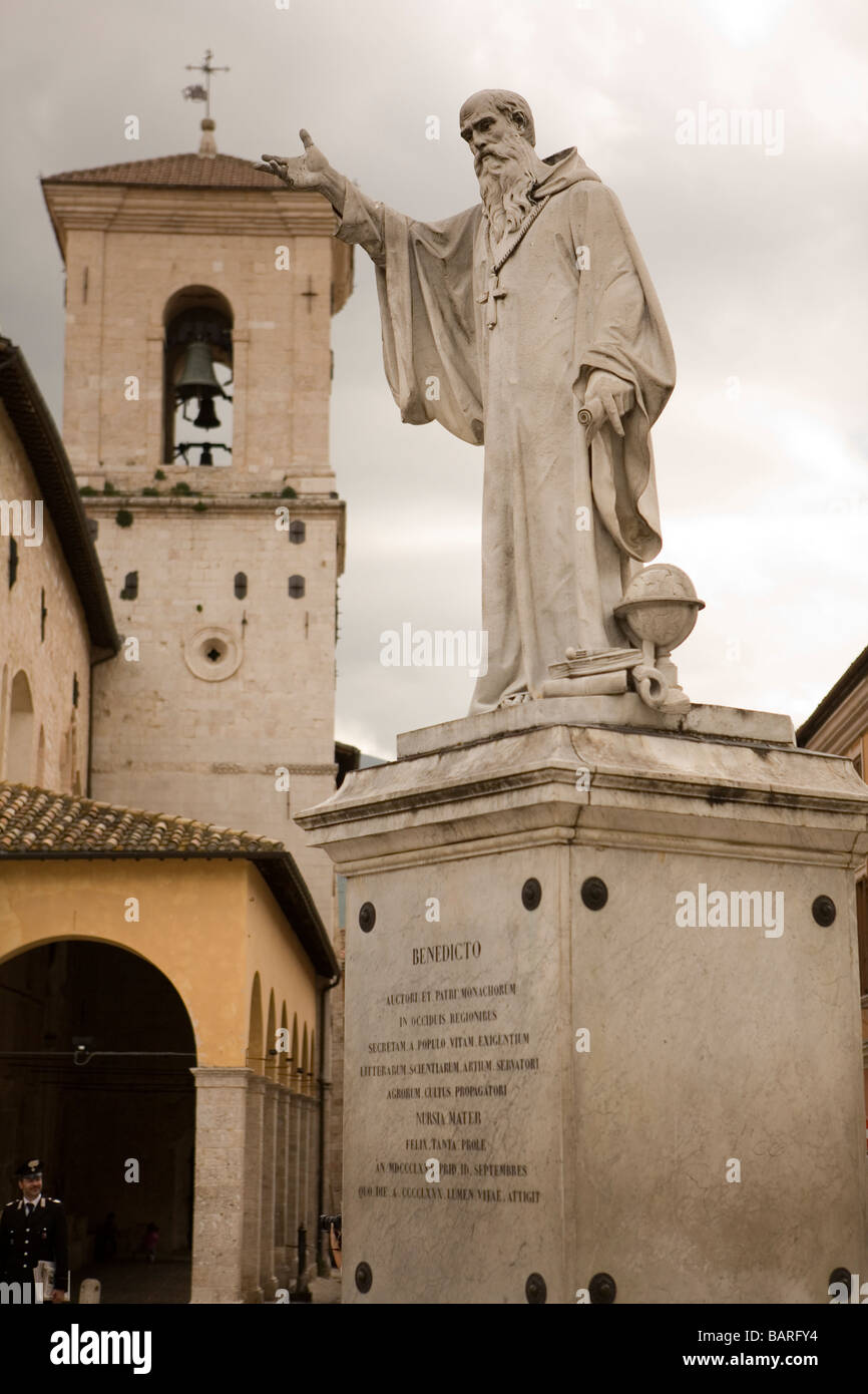 Statua di San Benedetto nel suo luogo di nascita Norcia in Umbria Foto Stock
