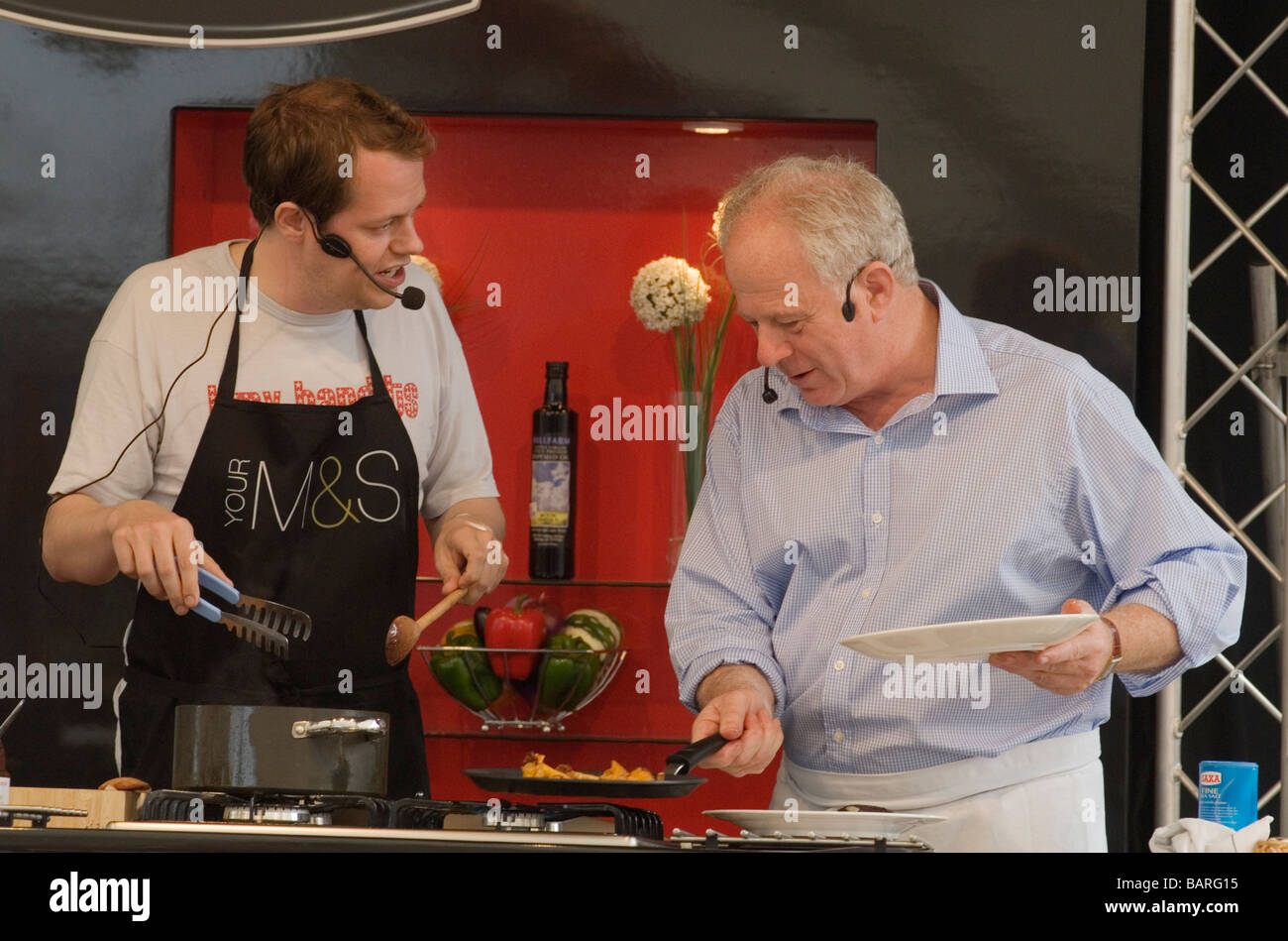 Tom Parker Bowles, Matthew Fort, dimostrazione di cucina, Aldeburgh Food Festival, presso lo Snape Maltings Suffolk, Inghilterra, Regno Unito, HOMER SYKES degli anni '2009 2000 Foto Stock