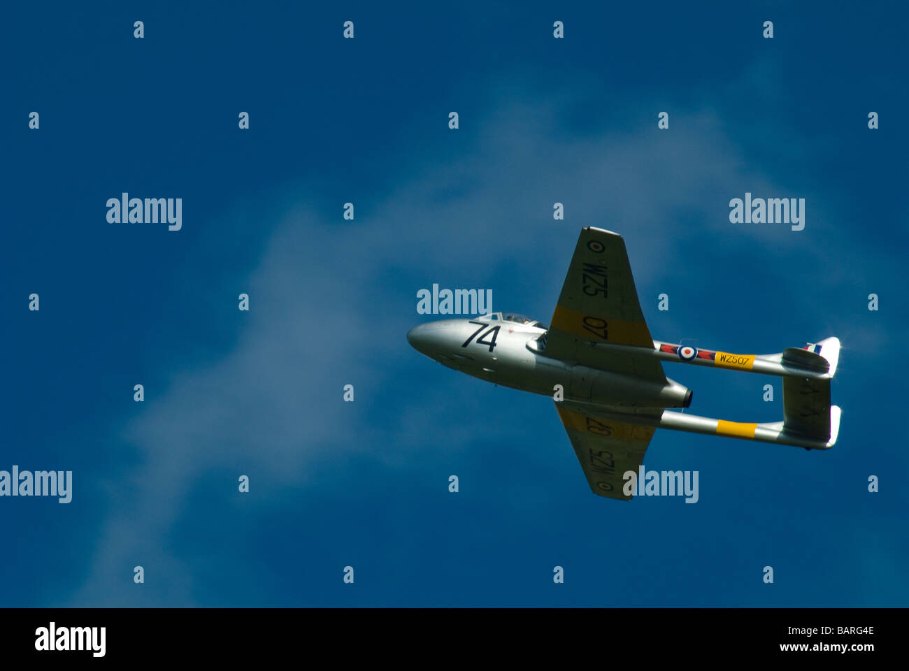 Un vampiro Vintage Fighter in volo Foto Stock