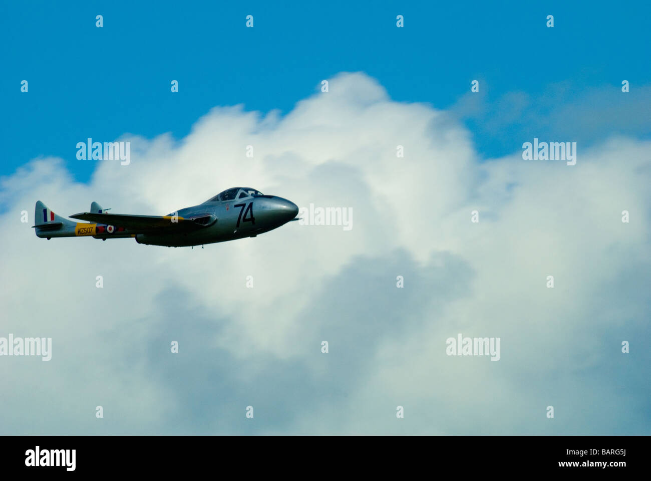 Un vampiro Vintage Fighter in volo Foto Stock