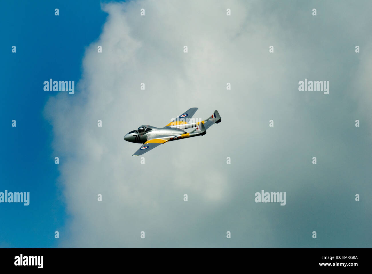 Un vampiro Vintage Fighter in volo Foto Stock