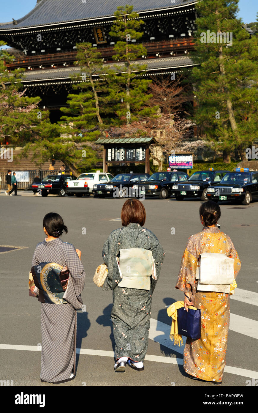 Tempio con le donne giapponesi indossando kimono, Kyoto JP Foto Stock