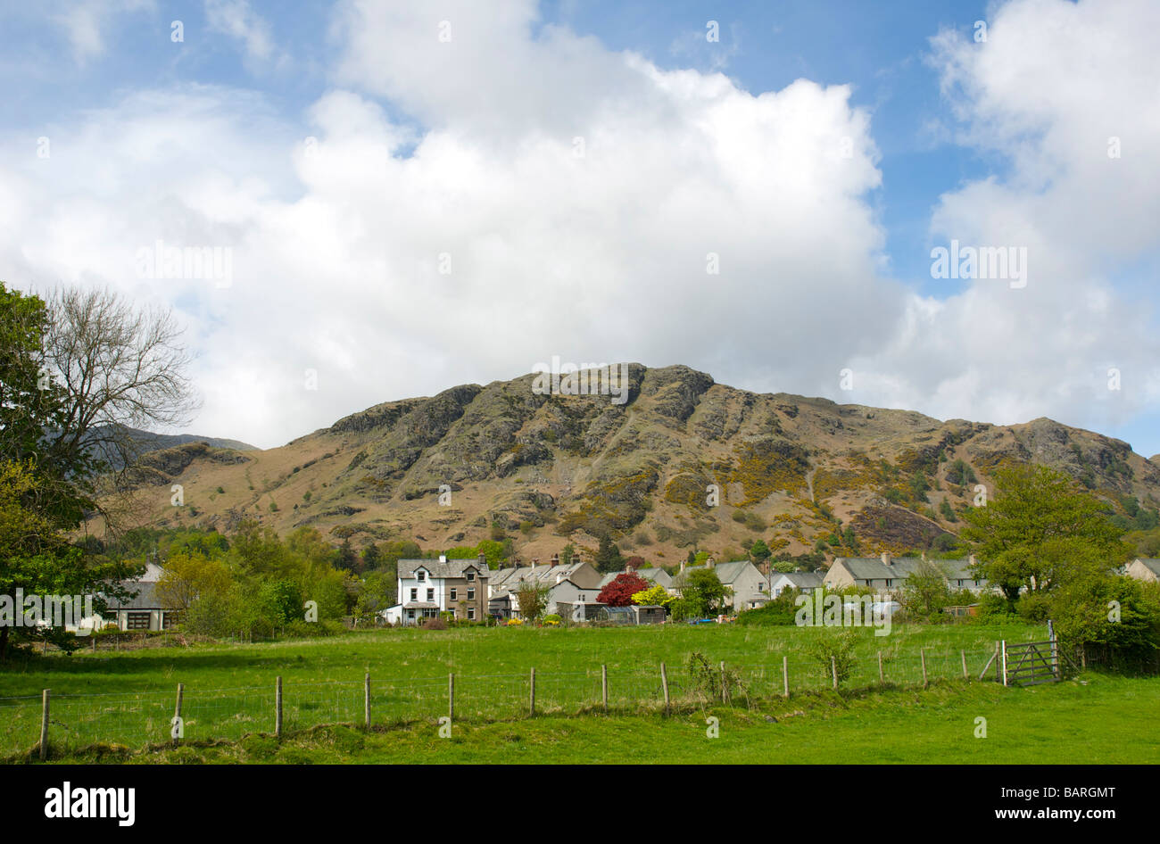 Coniston village, sottoposti a backup da Coniston fells, Parco Nazionale del Distretto dei Laghi, Cumbria, England Regno Unito Foto Stock