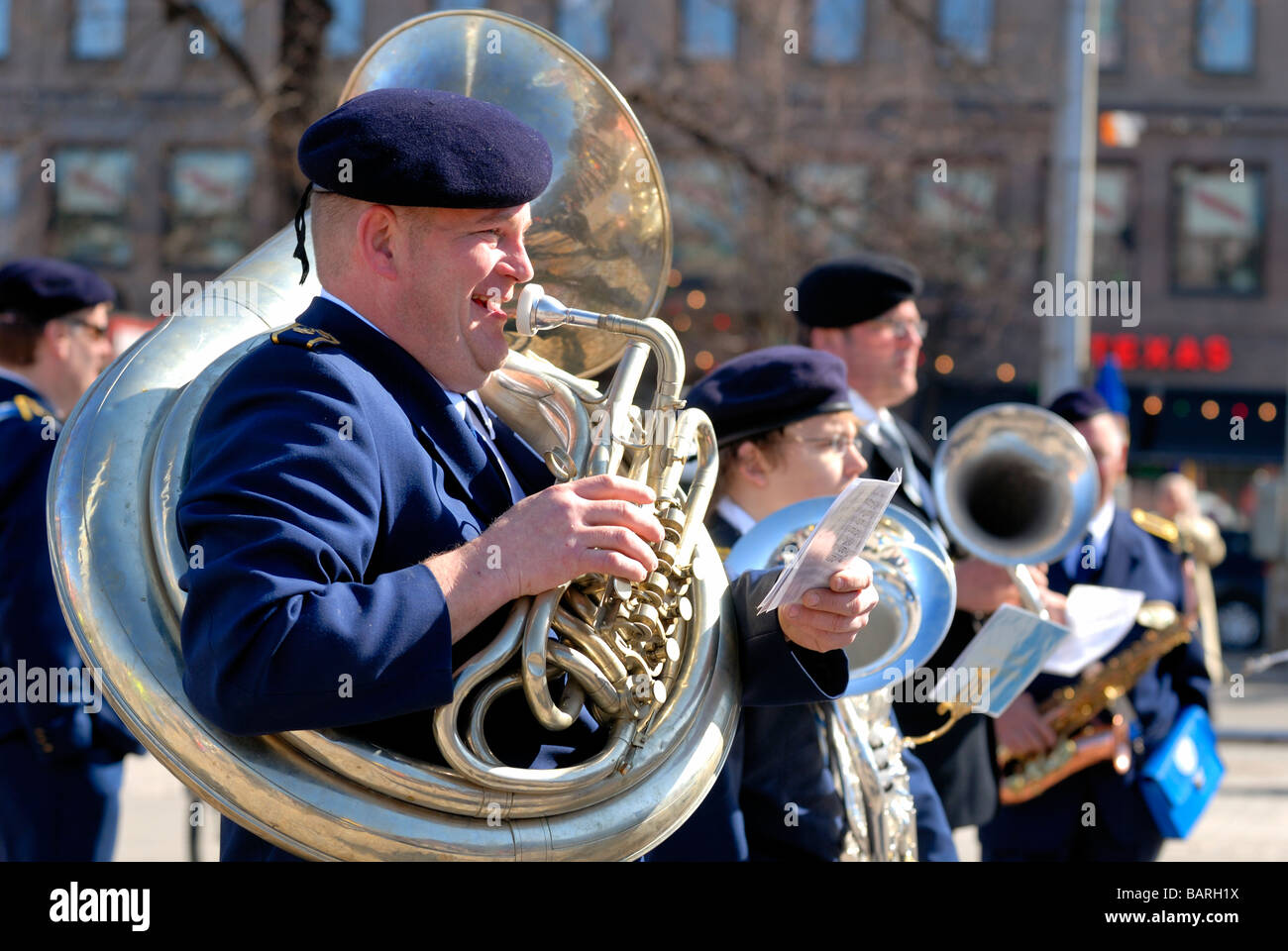 Il Hyvinkäänkylä's Brass Band ha suonato musica presso il finlandese della manodopera europea, SAK, giorno di maggio parade. Helsinki, Finlandia e Scandinavia, UE Foto Stock