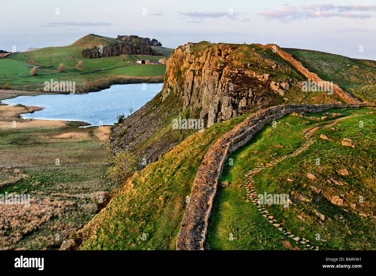 Guardando verso Est lungo il vallo di Adriano oltre Sycamore traferro verso Highshields Falesia Falesia, Lough e Hotbanks Foto Stock