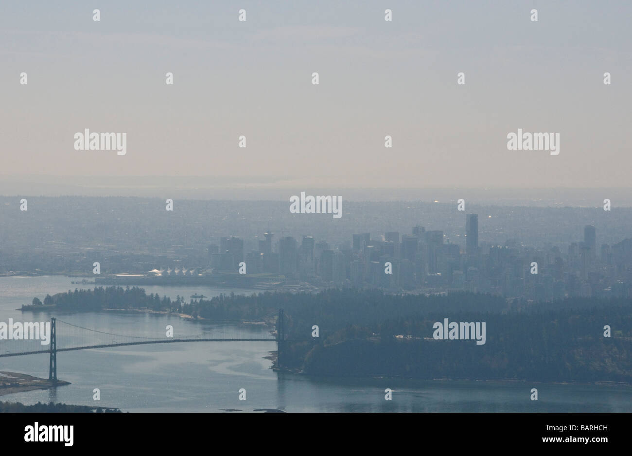 Vista di Vancouver sotto lo smog Foto Stock