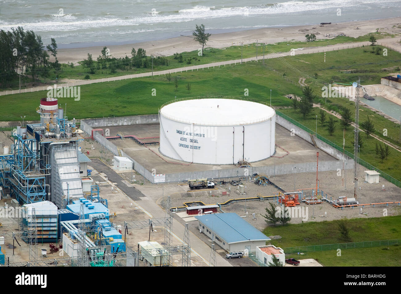 Vista aerea sopra petrolio diesel serbatoio di contenimento del Golfo del Messico Foto Stock