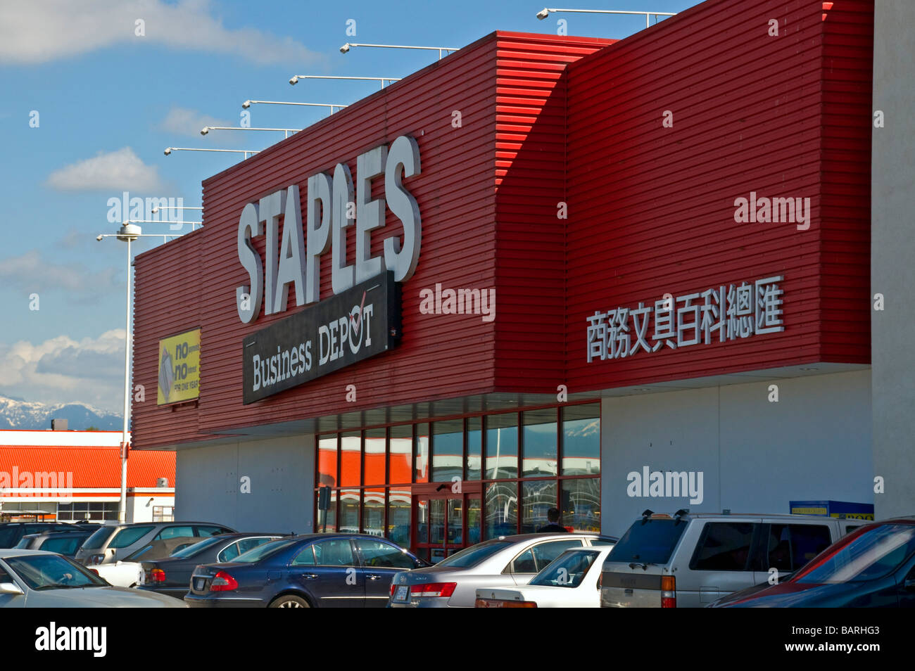 Staples store con la scrittura cinese sulla facciata Foto Stock