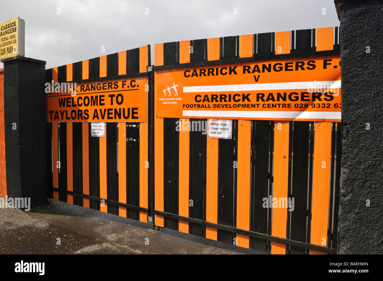 Cancelli anteriore di Taylor Avenue, casa di Carrick Rangers di gioco del calcio (calcio) team. Foto Stock