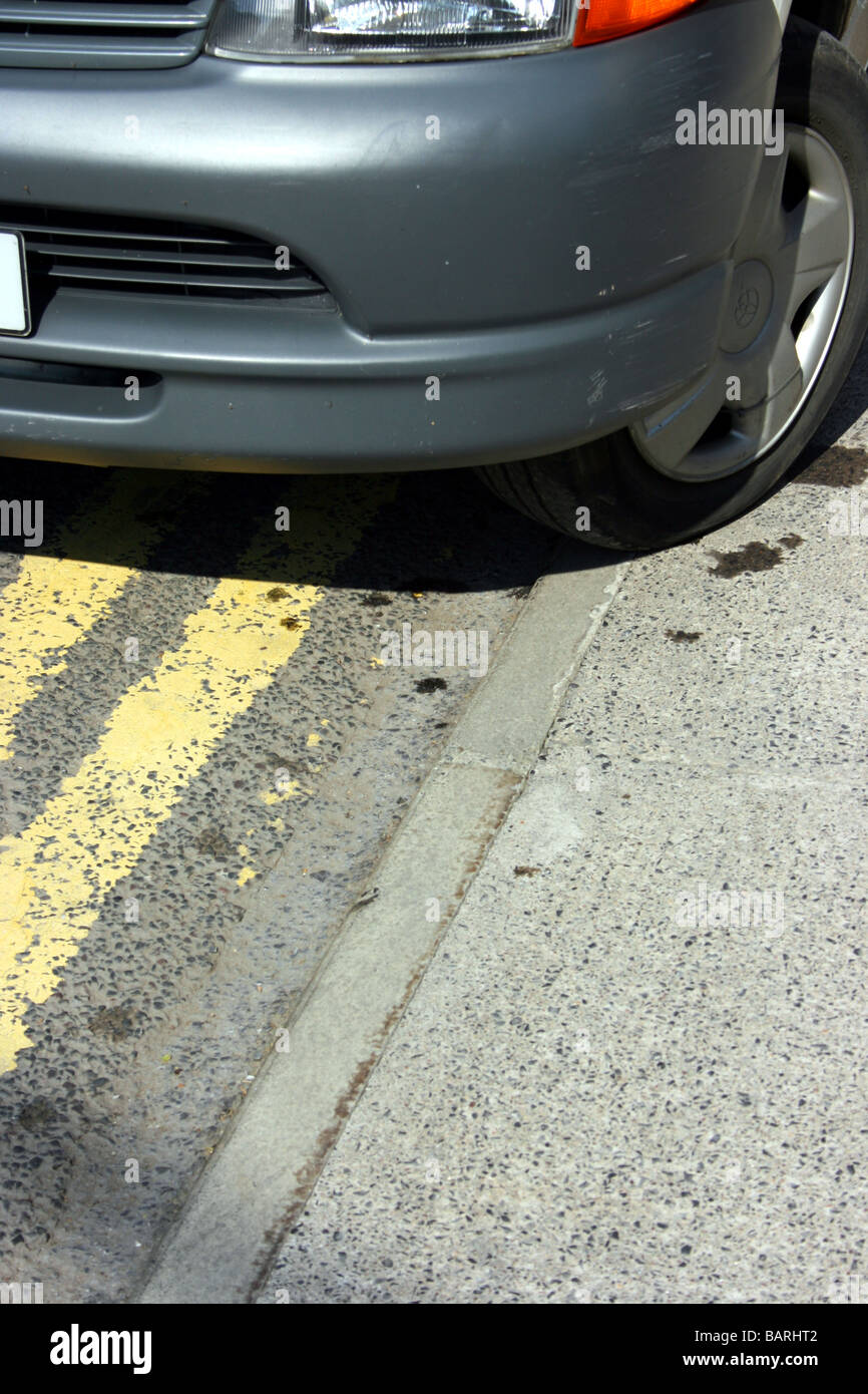 Macchina parcheggiata su una doppia linea gialla Foto Stock