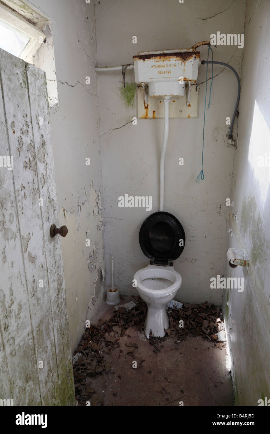 Squallido toilette esterna. Foto Stock