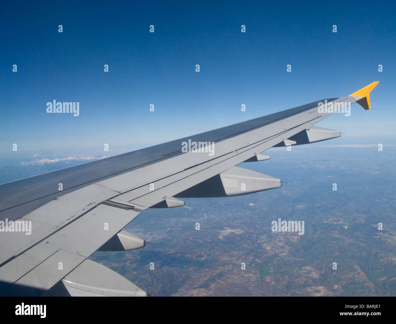 Vista su Airbus ala da in volo di velivoli a getto Foto Stock
