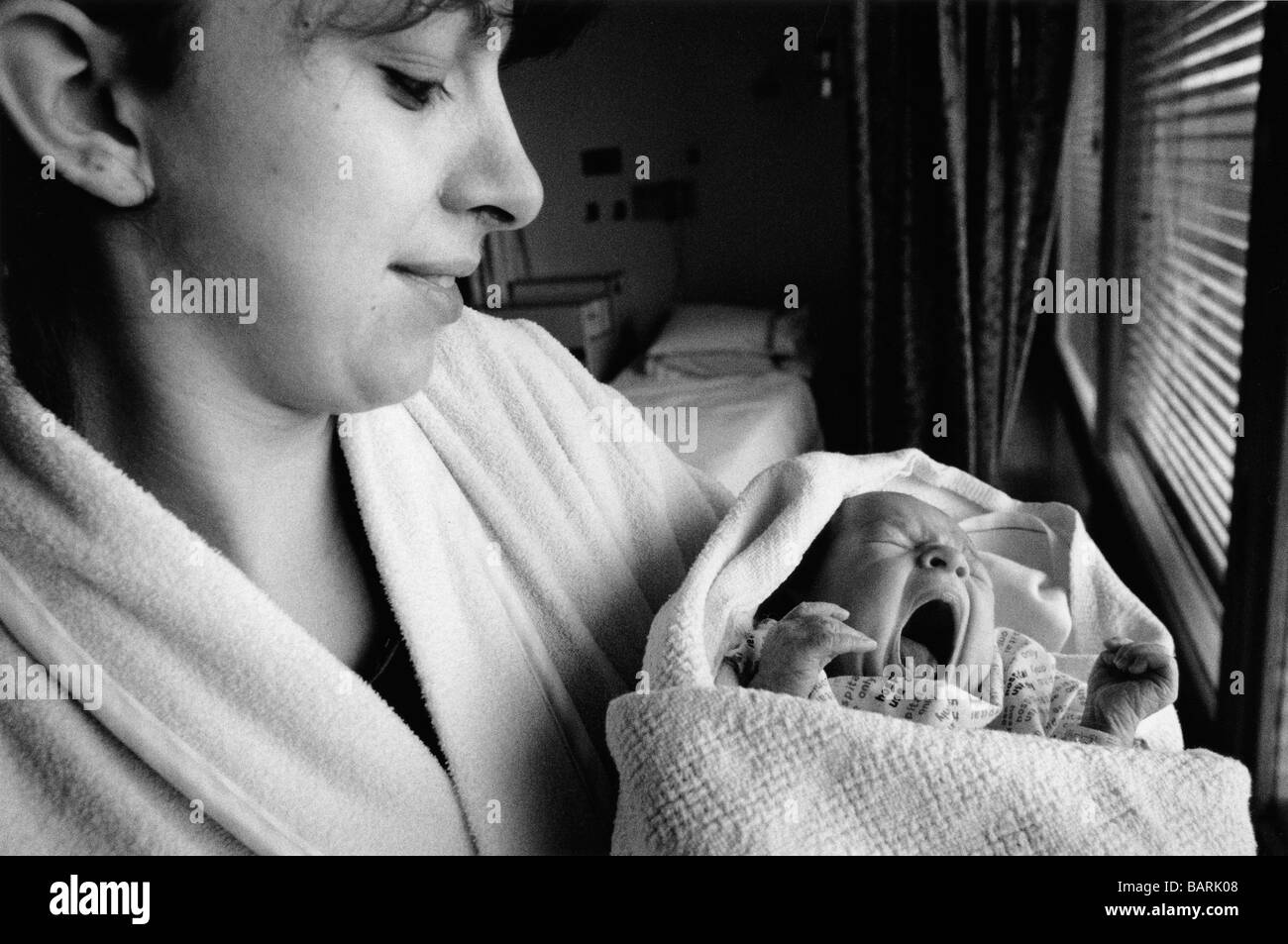 Kate sbadigli in sua madre di braccia dopo la poppata, 12 ore dopo essere nato presso il Royal Free Hospital, Hampstead, Londra. Foto Stock