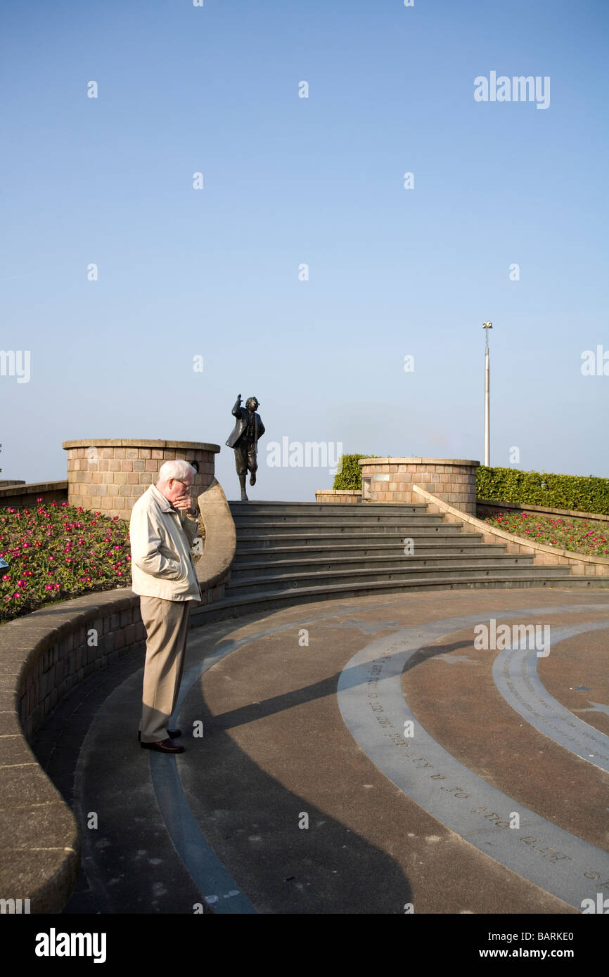 Eric Morecambe statua in Morecambe di sesso maschile con didascalie di lettura su un marciapiede Foto Stock