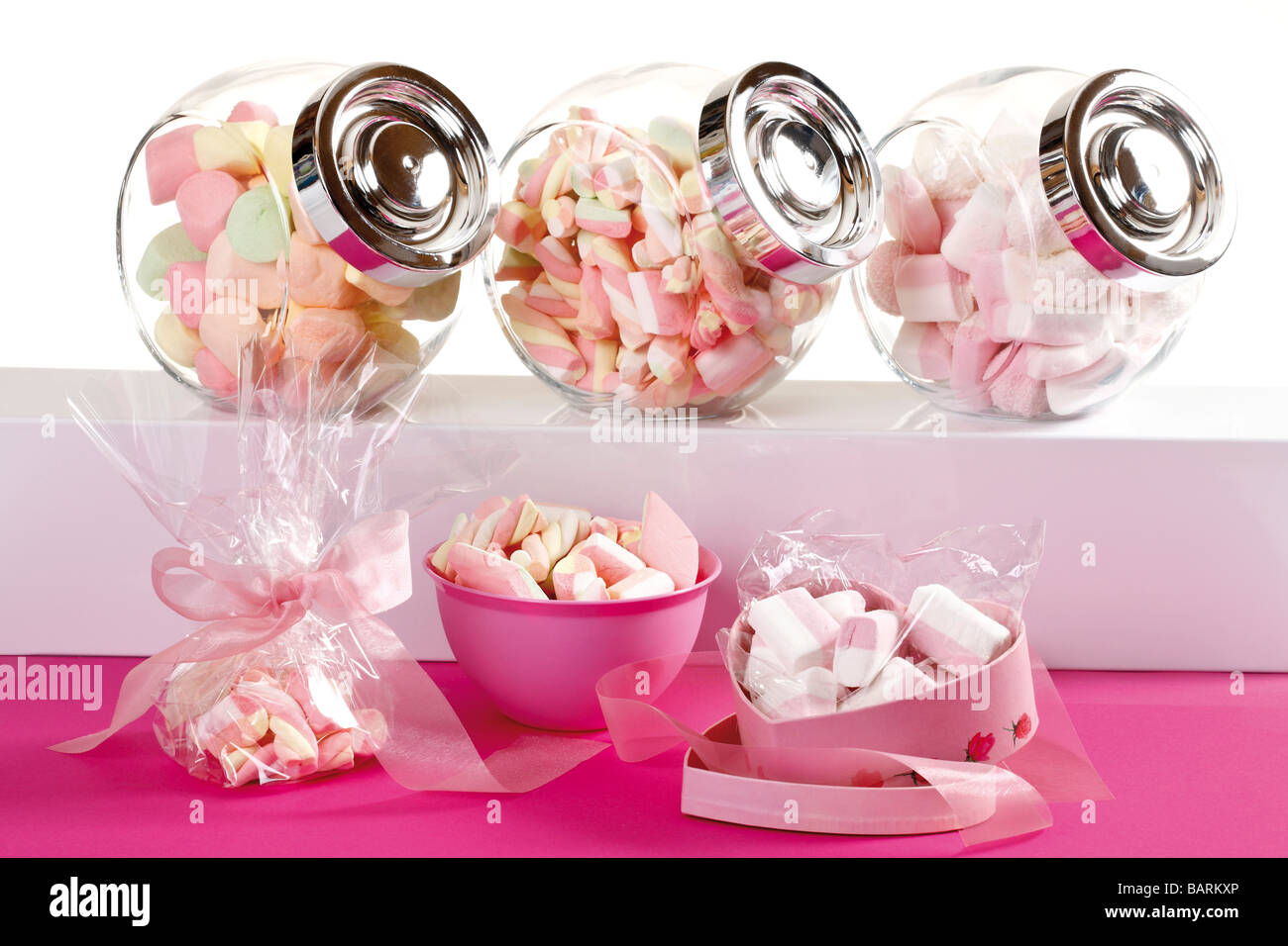Marshmallows in vasi di caramelle Foto Stock