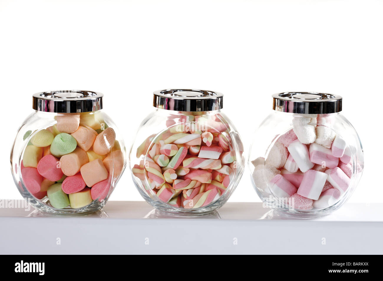 Marshmallows in vasi di caramelle Foto Stock