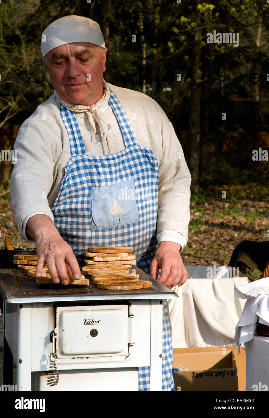 Fornitore del pane tostato con burro e aglio a cuocere per una foto in Repubblica Ceca Foto Stock