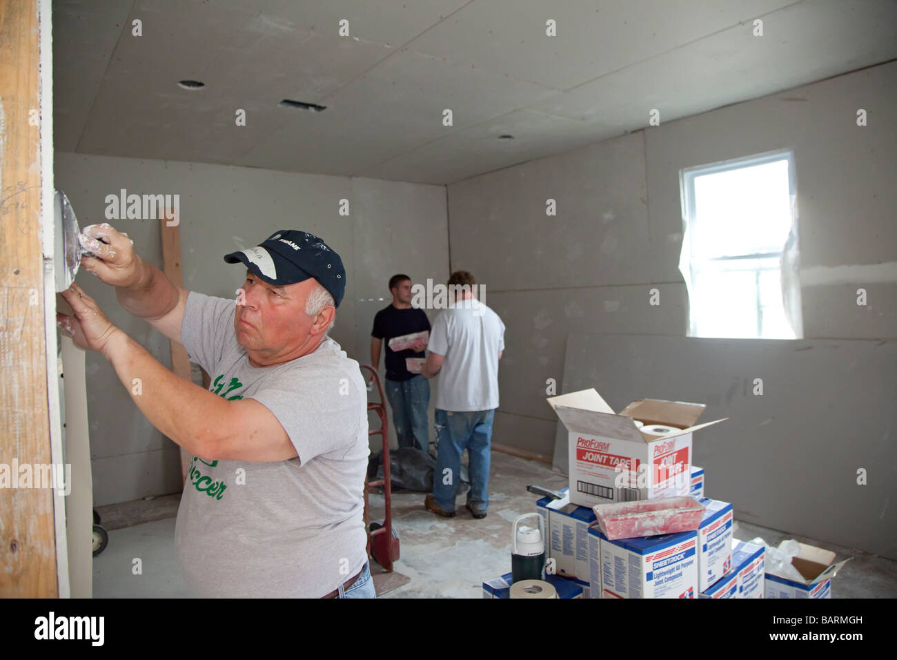 Volontari casa di riparazione danneggiato dall'uragano Katrina Foto Stock