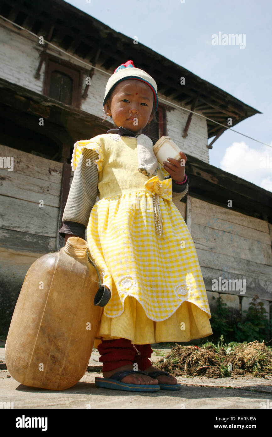 Il Nepal Annapurnas 05 aprile 2008 ragazza giovane con acqua barattolo imparare il valore di acqua Foto Stock