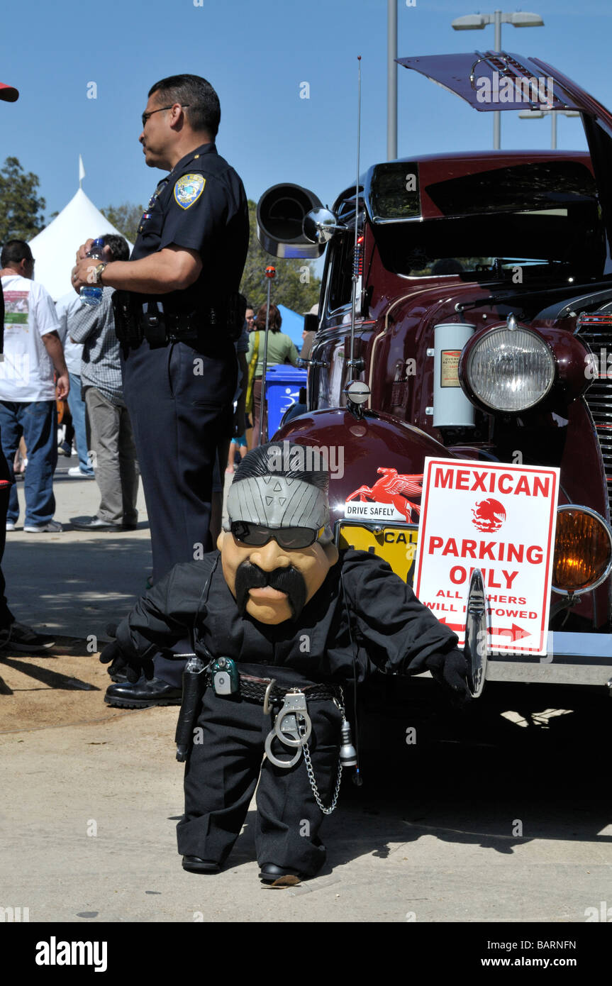 Poco umoristico fantoccio raffigurante una Los Angeles funzionario di polizia del patrimonio messicano Foto Stock