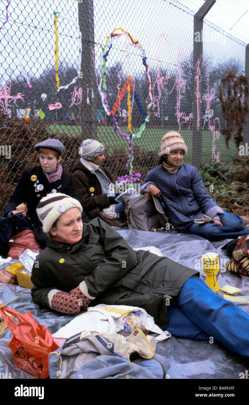 Greenham Berkshire REGNO UNITO Dicembre 1982 manifestanti a Greenham Common donne s Accampamento della Pace Foto Stock