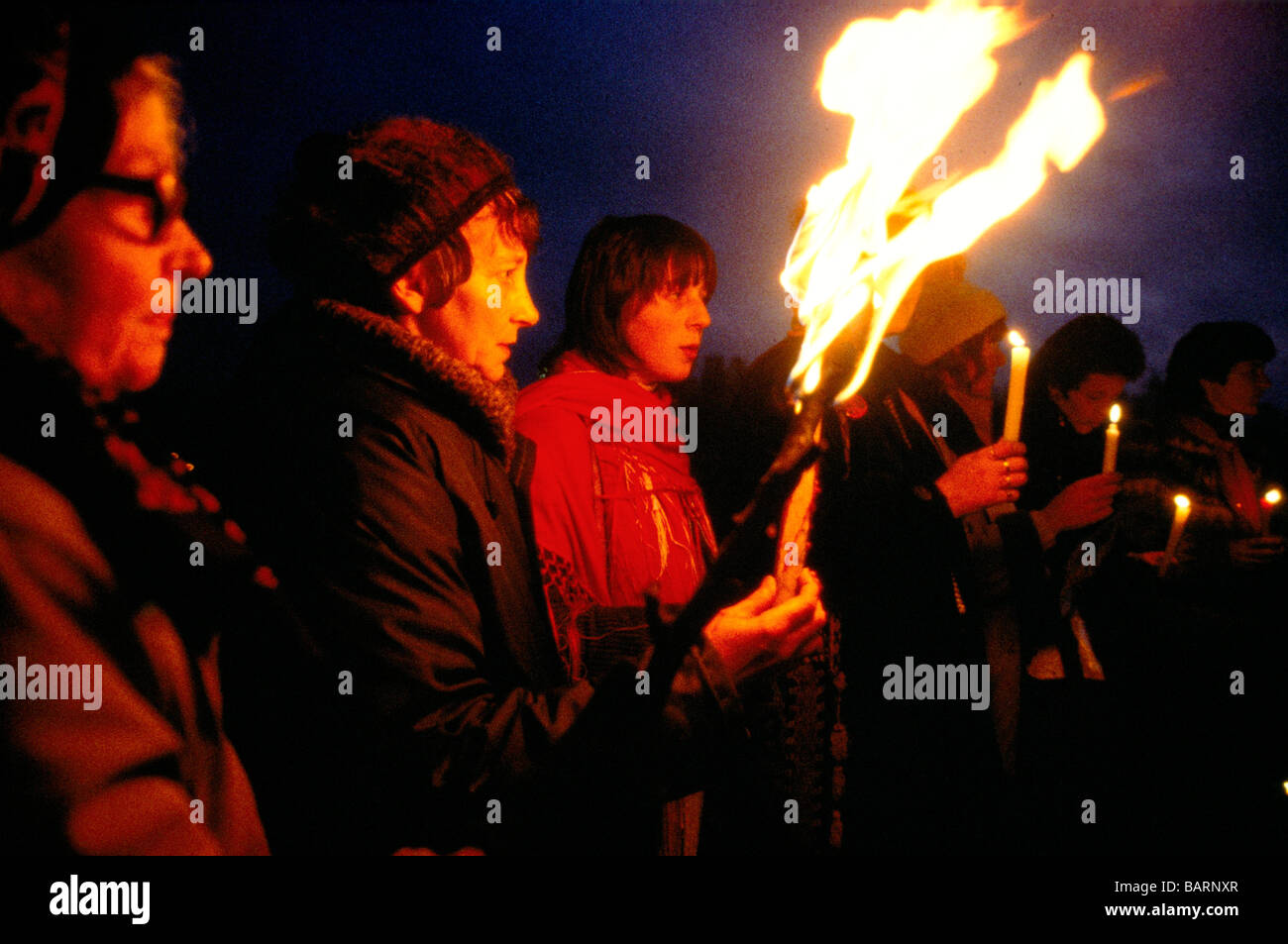 Greenham Berkshire REGNO UNITO 13 dicembre 1982 manifestanti a Greenham Common donna Accampamento della Pace tenere una candela accesa veglia. Foto Stock