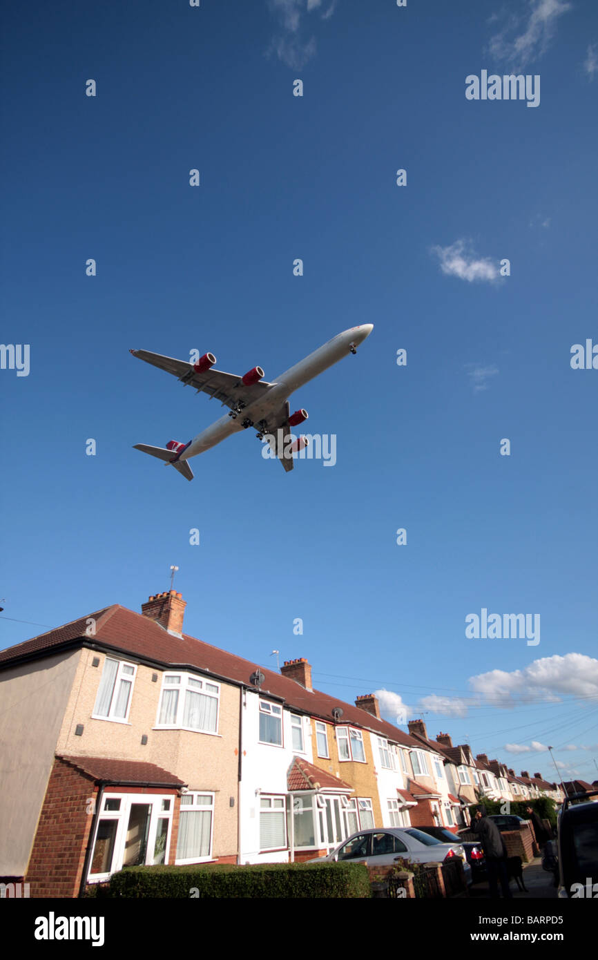 Zona residenziale ( hounslow )sotto la traiettoria di volo nei pressi di Heathrow Foto Stock