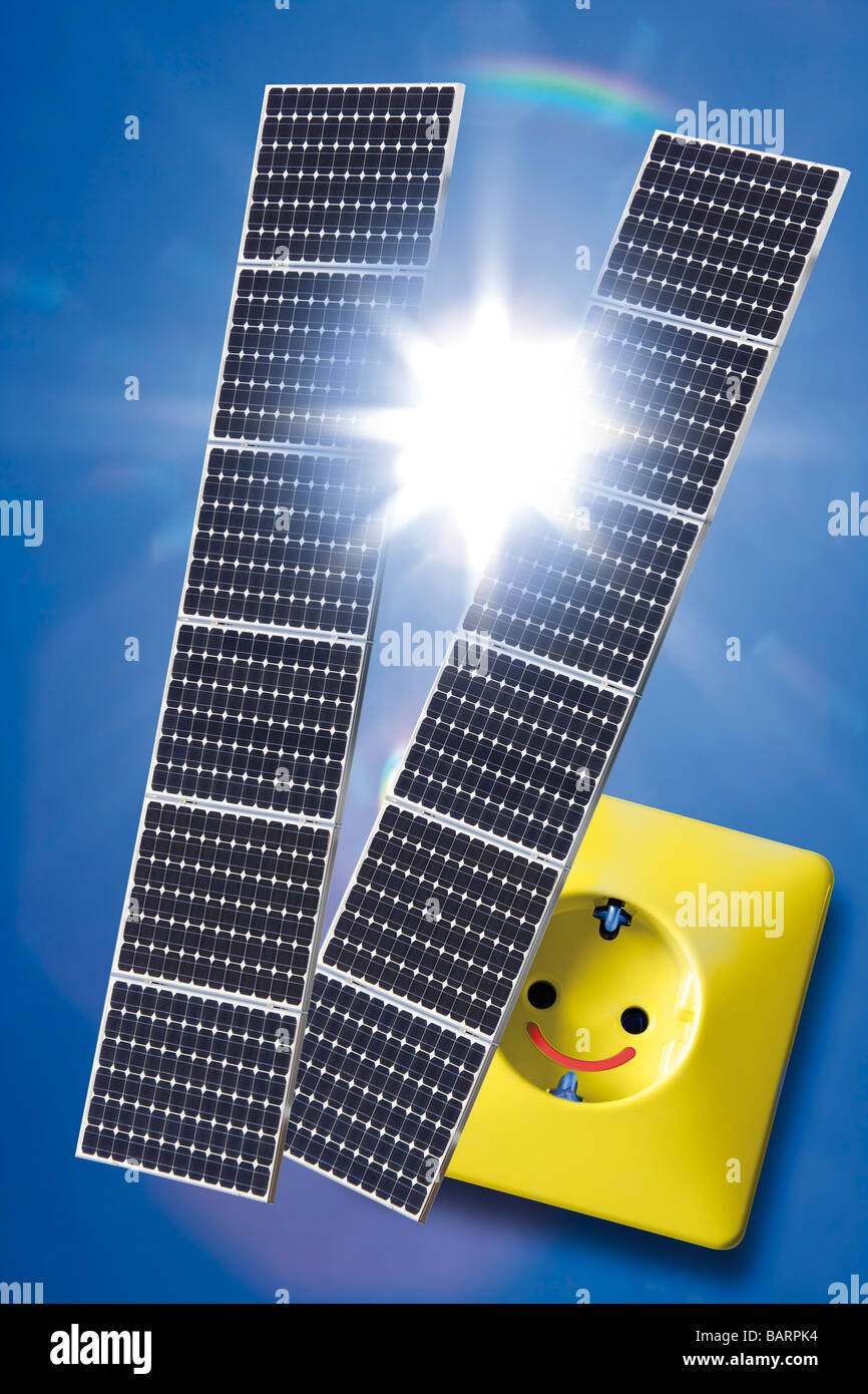 Pannelli solari, presa elettrica e poli di potenza Foto stock - Alamy