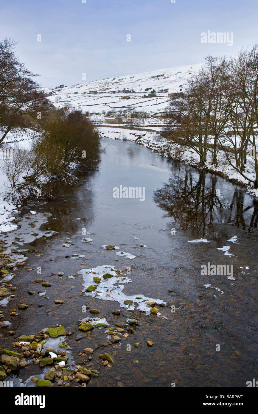 Fiume Swale vicino Gunnerside in inverno Swaledale North Yorkshire Regno Unito Foto Stock