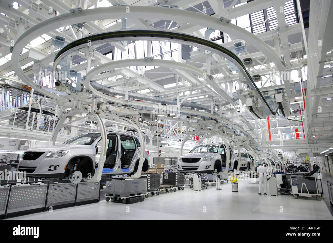 Lavoratore sulla linea di assemblaggio della VW Tiguan presso Auto 5000 GmbH Gruppo Volkswagen a Wolfsburg Germania Foto Stock