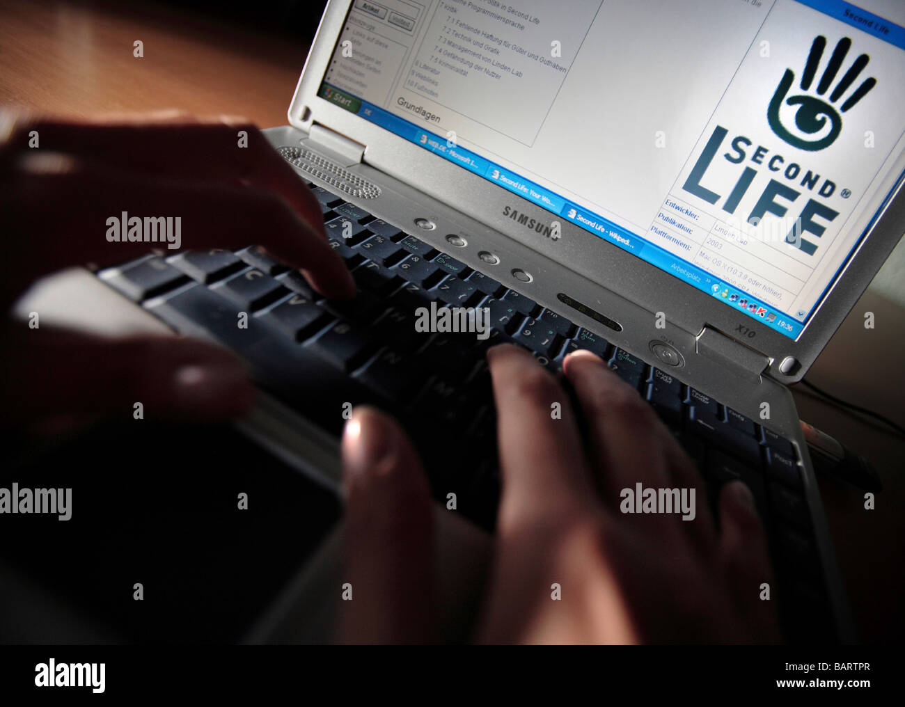 Computer portatile con sito web della seconda vita Foto Stock