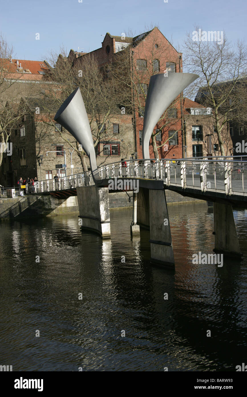 Città di Bristol, Inghilterra. Il Eilis O'Connell progettato Pero's Bridge su Sant Agostino raggiungere a Bristol il Floating Harbour. Foto Stock