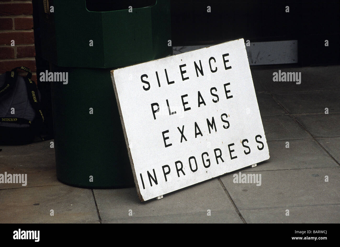 Segno al di fuori di camere di esame nella scuola secondaria dicendo il silenzio si prega di esami in corso Foto Stock
