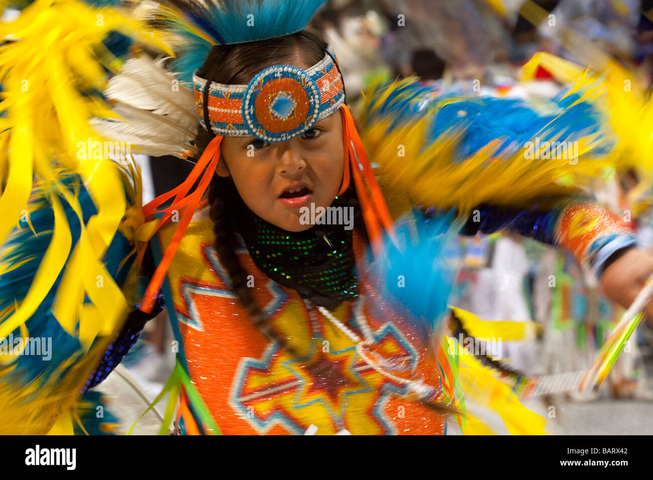 Powwow ballerino in movimento con la raccolta delle Nazioni Powwow di Albuquerque, Nuovo Messico Foto Stock
