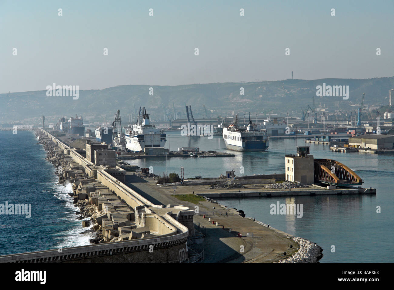 Porto di Marsiglia nella luce della sera, mostrando la SNCM traghetti per la Corsica e Nord porti africani Foto Stock