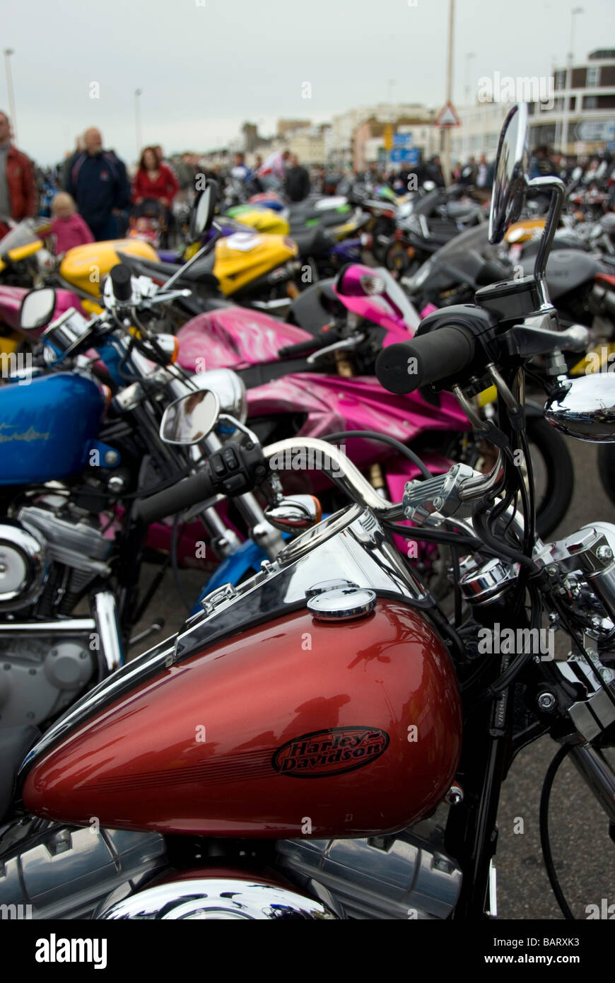 Una linea di biciclette come ciclisti scendere sulla località balneare di Hastings, West Sussex per le vacanze di Maggio e lunedì Foto Stock