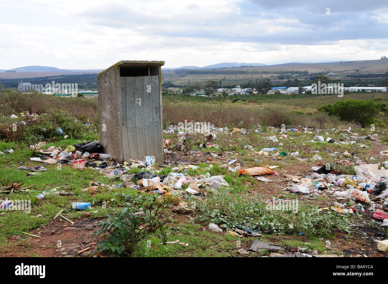 Rubish round una toilette esterna Swellendam township del Sud Africa Foto Stock