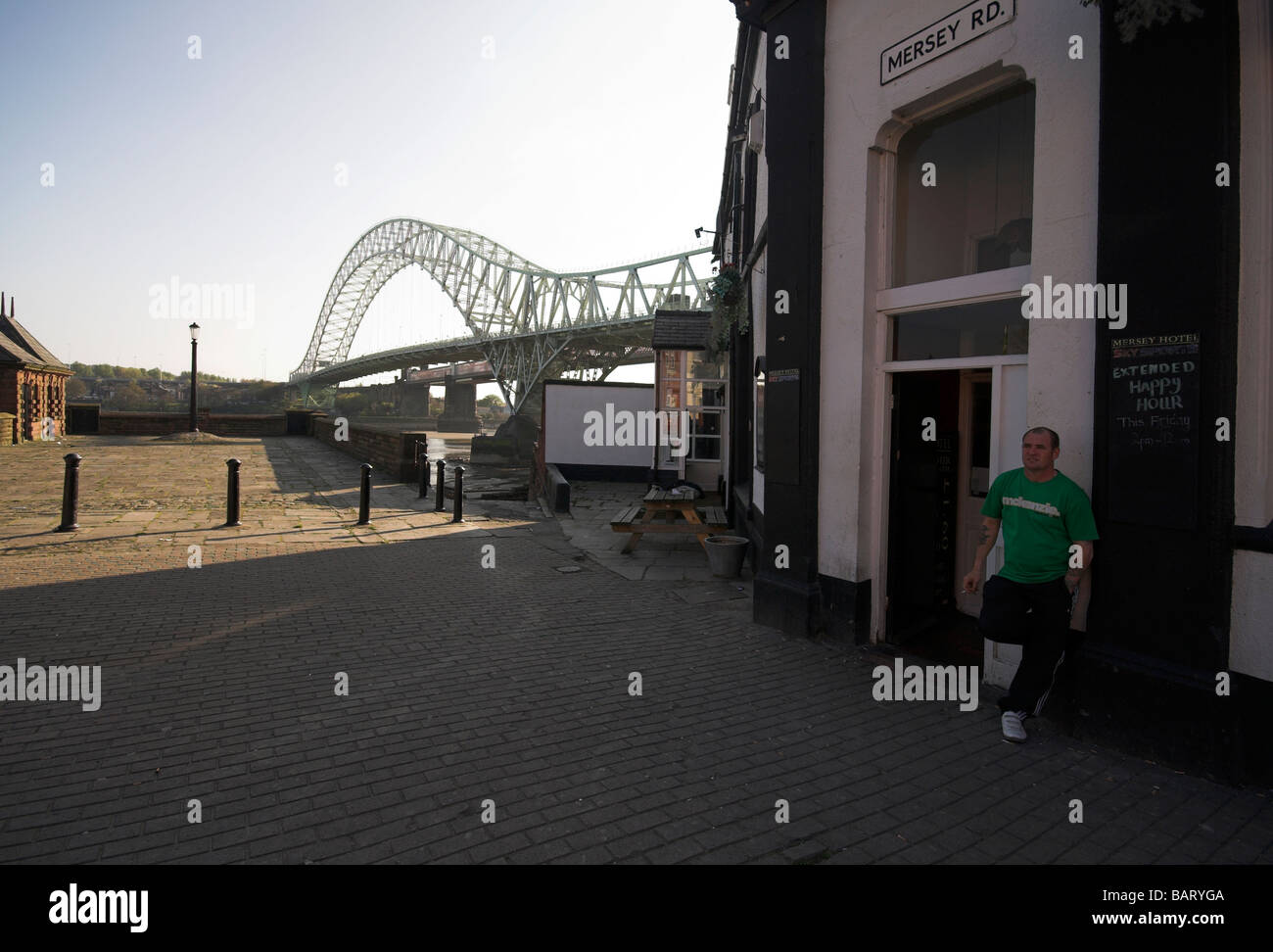 Pub in Widnes ,accanto al Silver Jubilee ponte sopra il fiume Mersey e Manchester Ship Canal a Runcorn Gap, Cheshire, Regno Unito Foto Stock