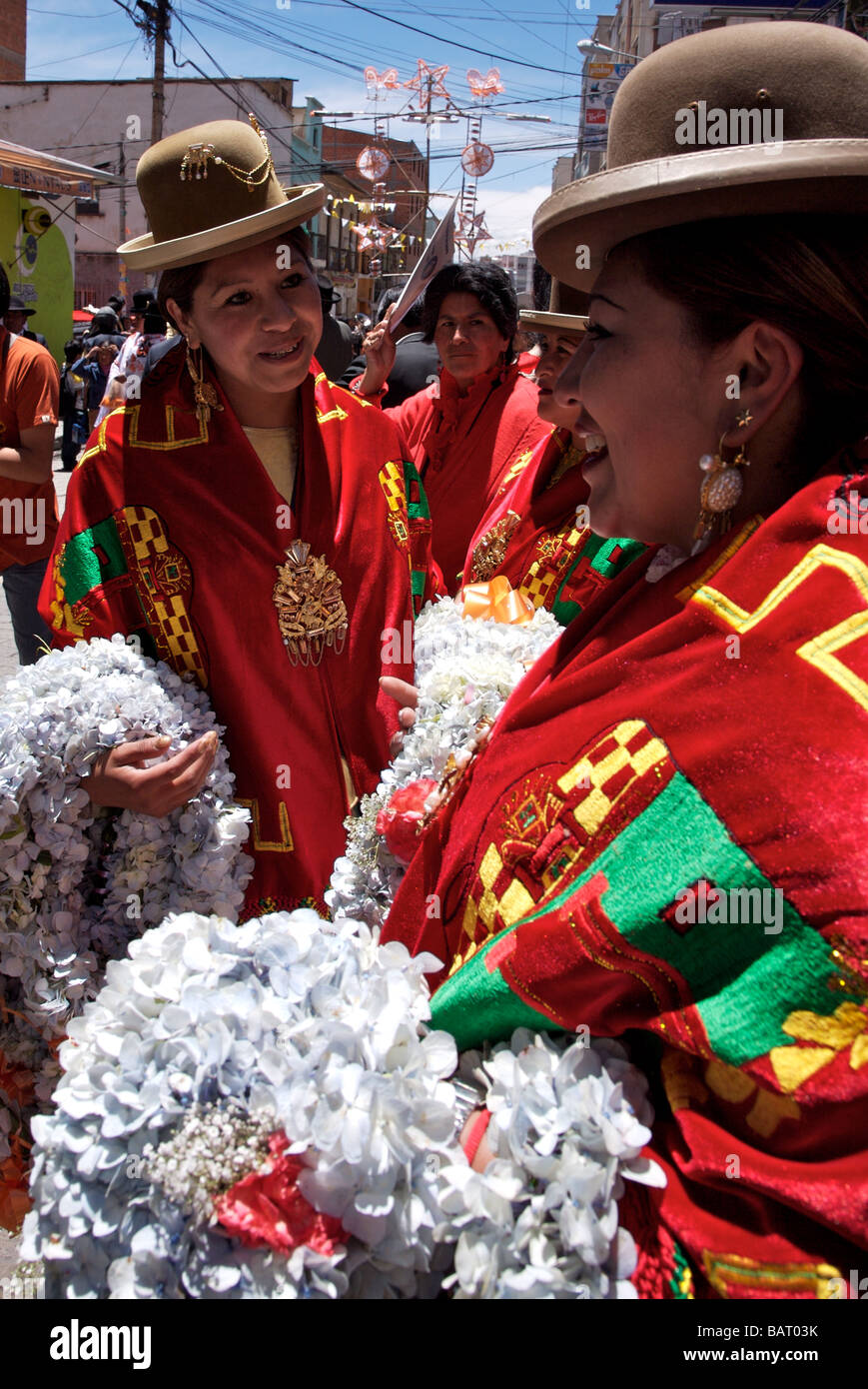 Cholitas in abito tradizionale celebrando in La Paz in Bolivia Foto Stock