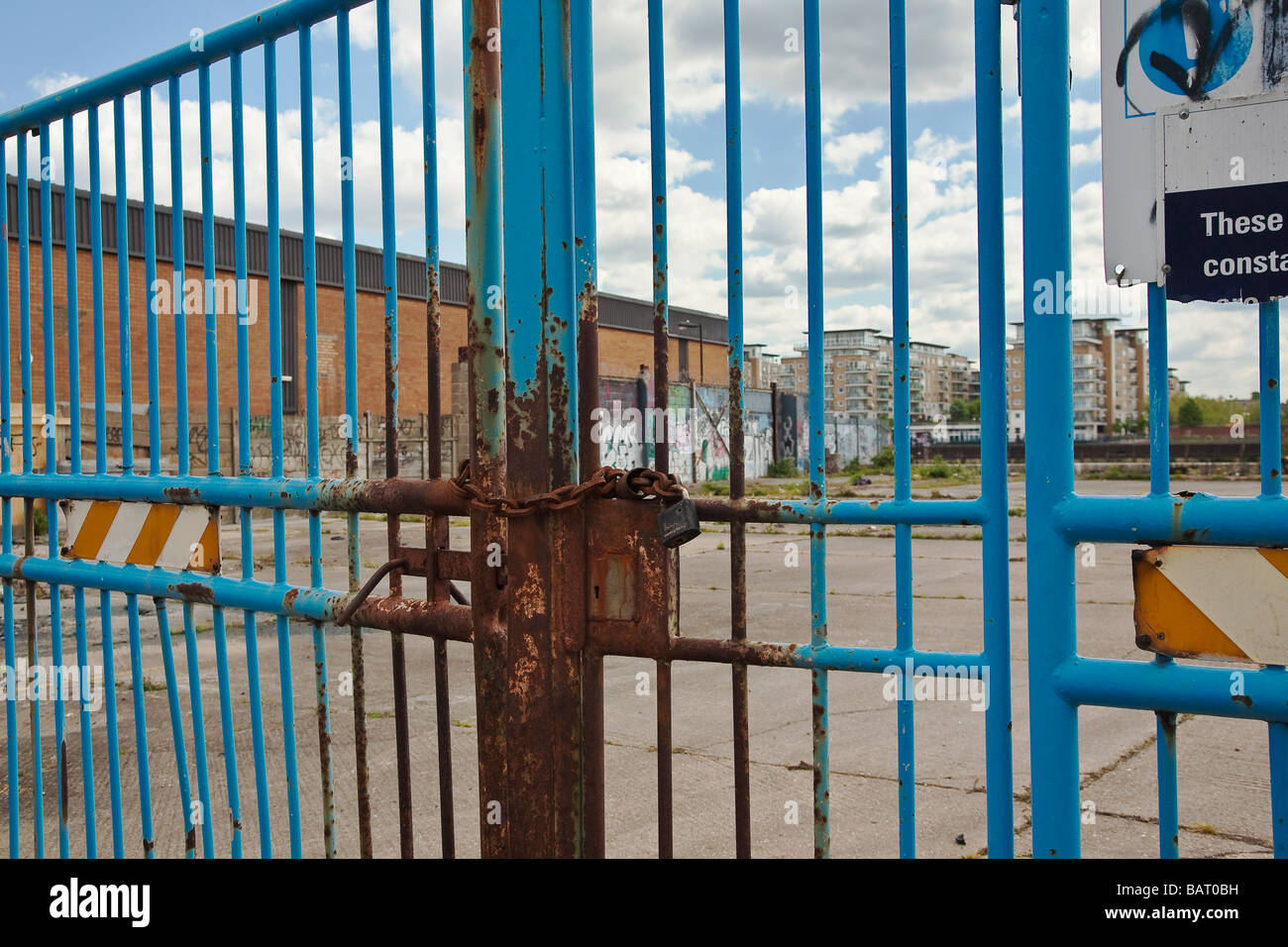 Porte bloccate sul sito industriale di Londra. Post-industriale delle immagini. Foto Stock