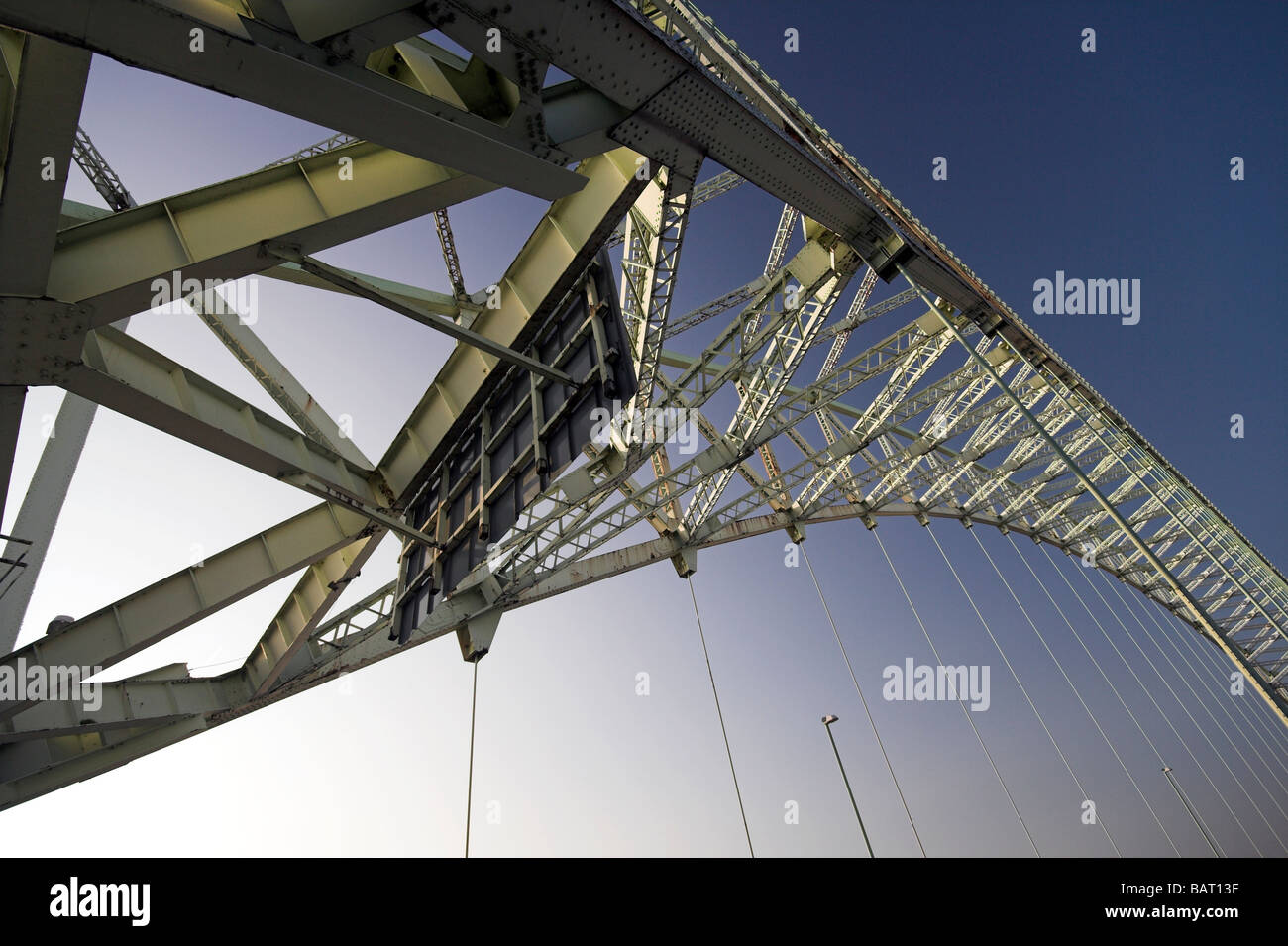 Il Giubileo d'argento ponte sopra il fiume Mersey e Manchester Ship Canal a Runcorn Gap, Cheshire, Regno Unito Foto Stock